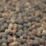 Grains de poivre noir entiers, utilisés pour rehausser le goût des plats dans la cuisine du monde entier.