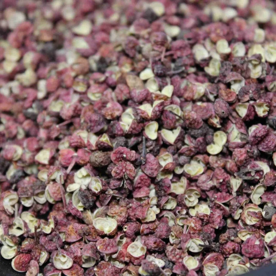 Gros plan sur des grains de poivre du Sichuan séchés, épice aromatique populaire en cuisine asiatique et saveurs épicées.