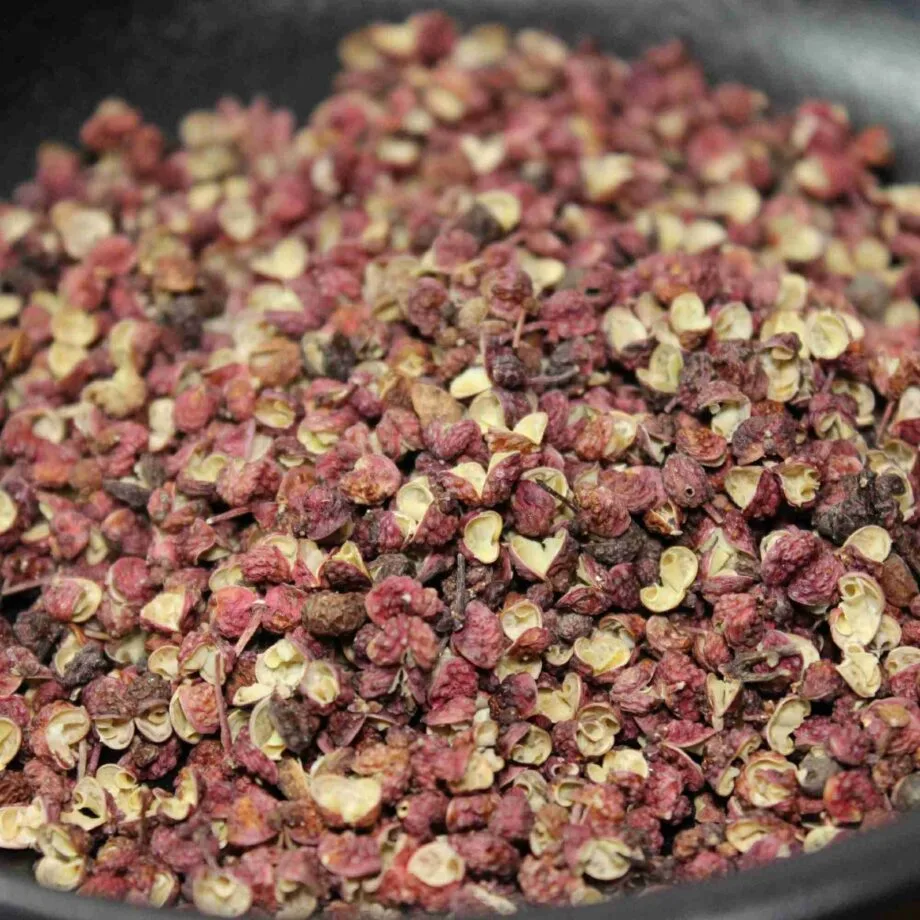 Baies de poivre de Sichuan en gros plan, épice asiatique au goût unique et piquant.