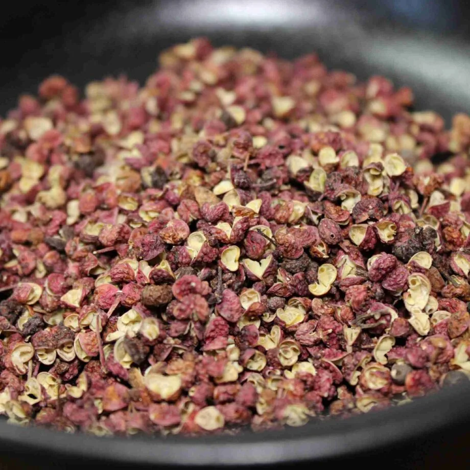 Grains de poivre du Sichuan dans un bol, épice asiatique aromatique et piquante.