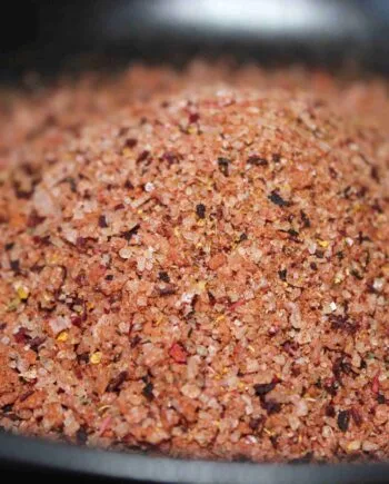 Gros plan d'un mélange d'épicescoloré et aromatique sur fond gris.