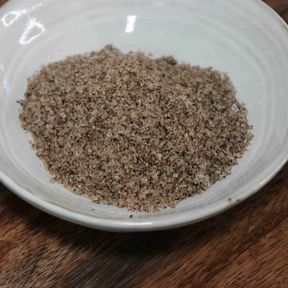 Bol de sel épicé fait maison, prêt à rehausser vos plats préférés avec une saveur unique et gourmande.
