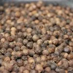 Grains entiers de poivre noir épicé, idéal pour assaisonner les plats et rehausser les saveurs culinaires.
