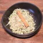 Bol d'herbes médicinales séchées avec bâton de cannelle. Remède naturel et apaisant pour infusions bien-être.