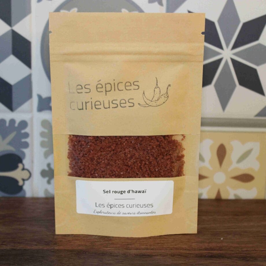 Paquet de sel rouge d'Hawaï Les épices curieuses sur fond de carrelage décoratif.