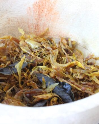 Épices séchées dans un bol en bois, prêtes pour la cuisson ou l'infusion dans des plats savoureux.