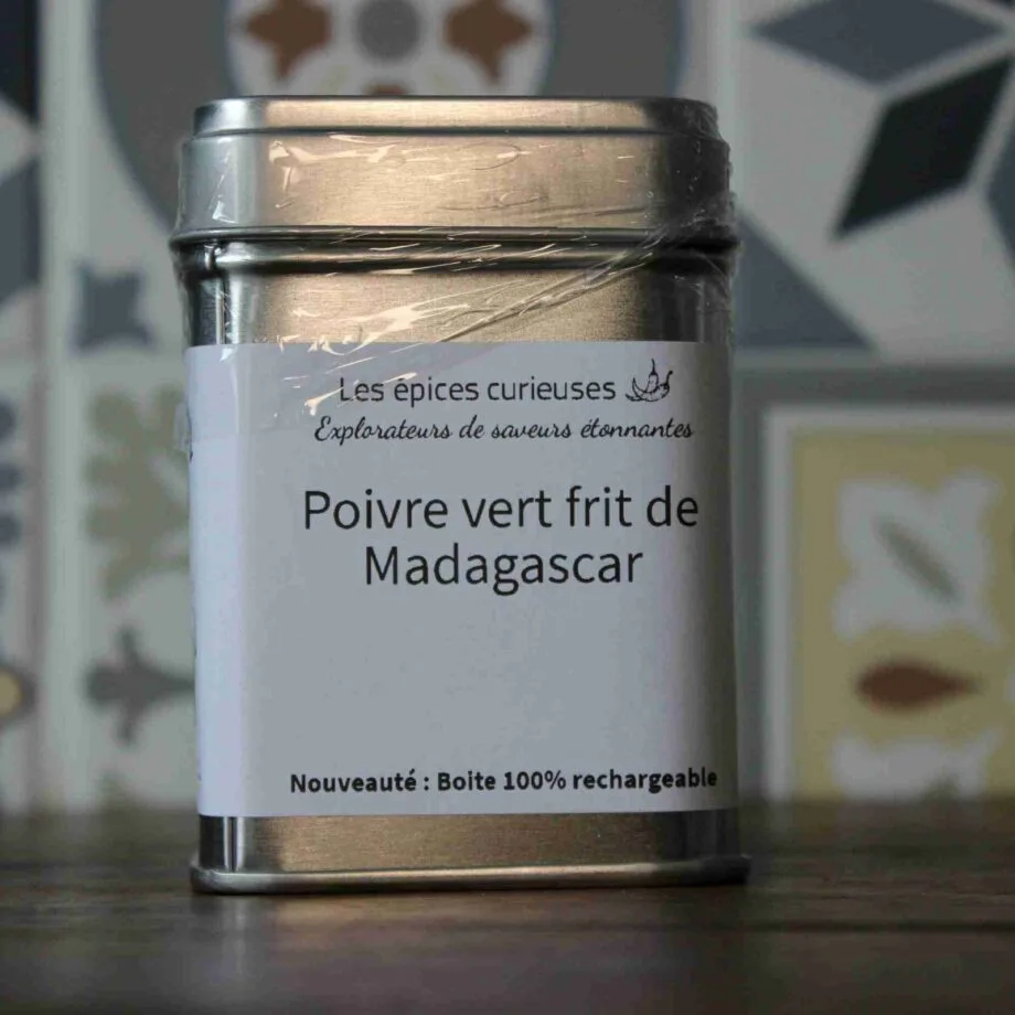Boîte de poivre vert frit de Madagascar épices Les Épices Curieuses emballage rechargeable sur fond coloré