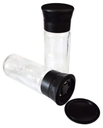 Deux moulins à épices en verre transparent avec couvercle noir. Pratiques pour assaisonner vos plats préférés.