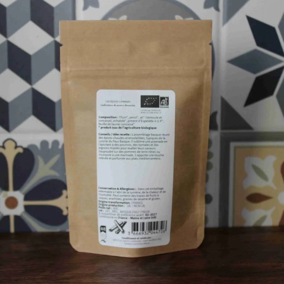 Sachet dépices bio sur fond de carreaux ornés idéal pour sublimer vos plats méditerranéens