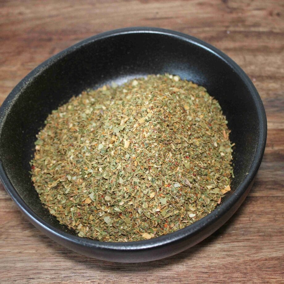 Bol de fines herbes séchées pour assaisonnement sur une table en bois Parfait pour la cuisine méditerranéenne