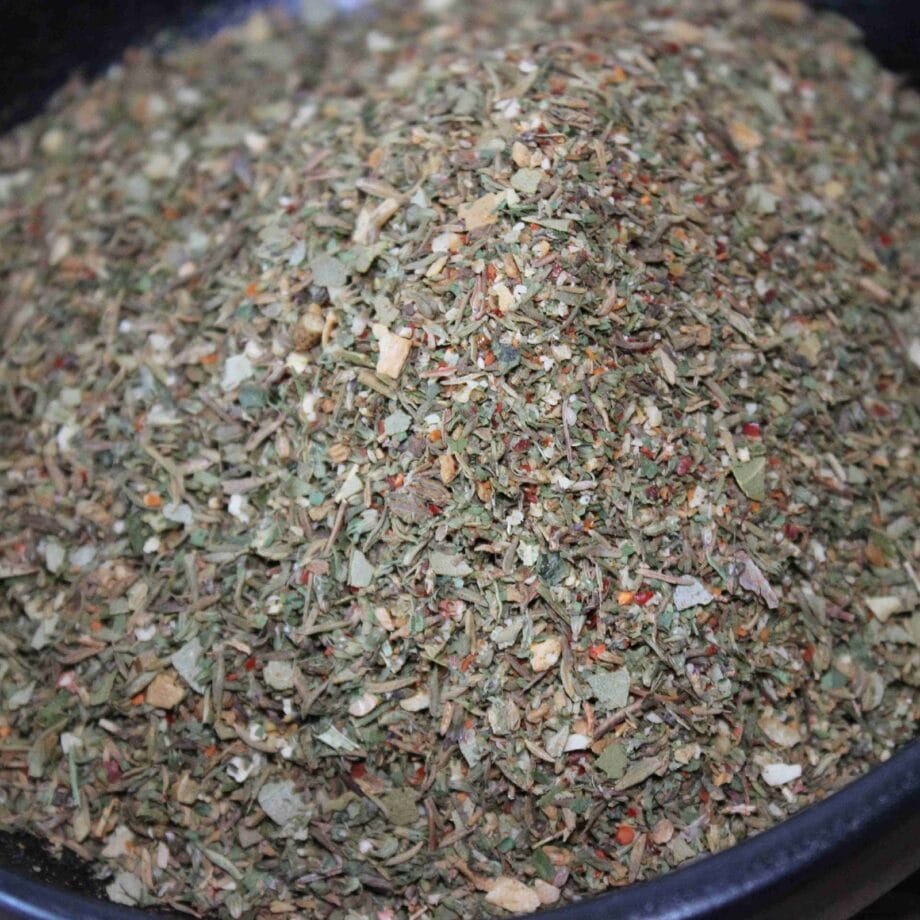 Mélange dherbes séchées dans un bol noir idéal pour assaisonner vos plats savoureux et donner du goût naturel