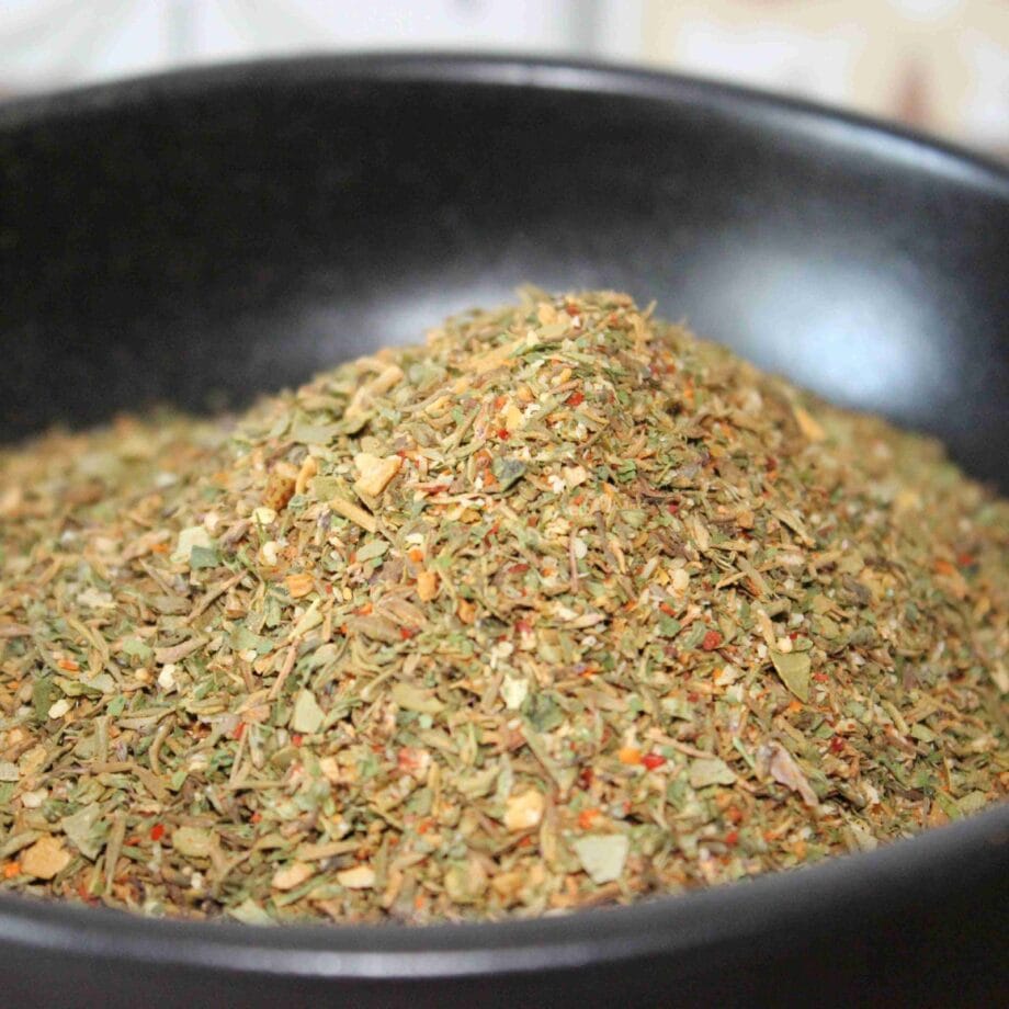 Mélange dherbes séchées dans un bol noir parfait pour relever les plats savoureux et ajouter une touche aromatique