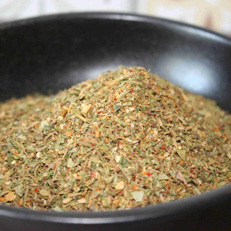 Mélange dherbes séchées dans un bol noir parfait pour relever les plats savoureux et ajouter une touche aromatique