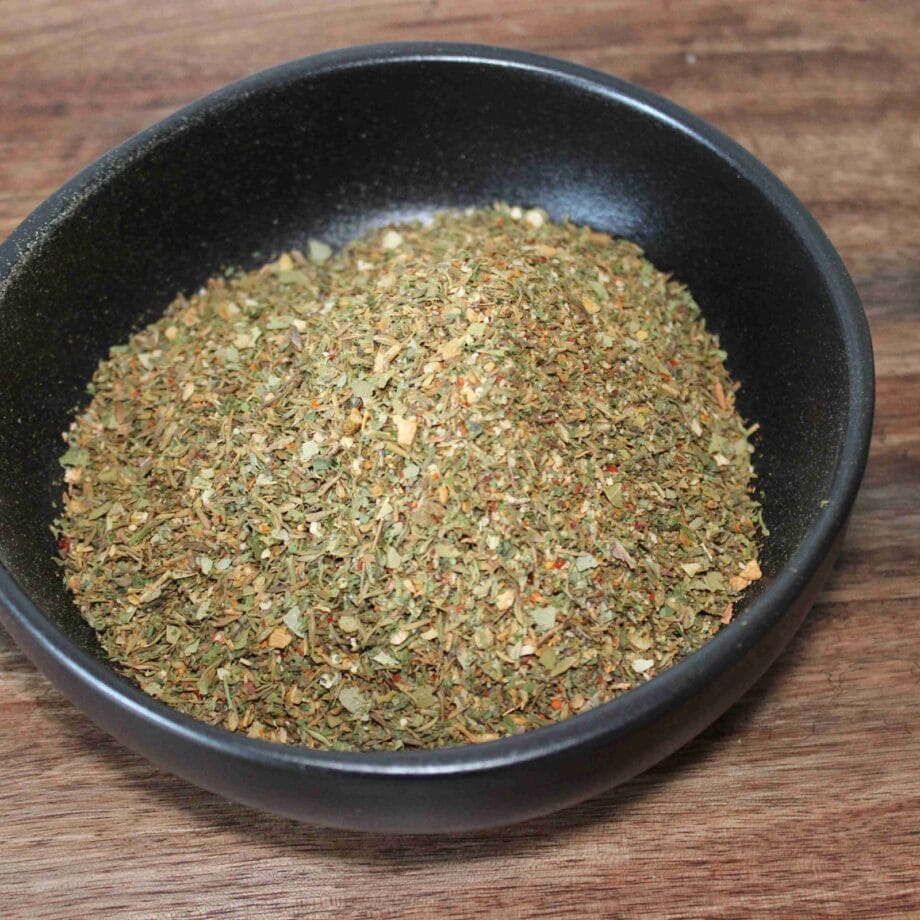 Bol dépices aromatiques sur une table en bois prêt à rehausser vos plats de saveurs exquises