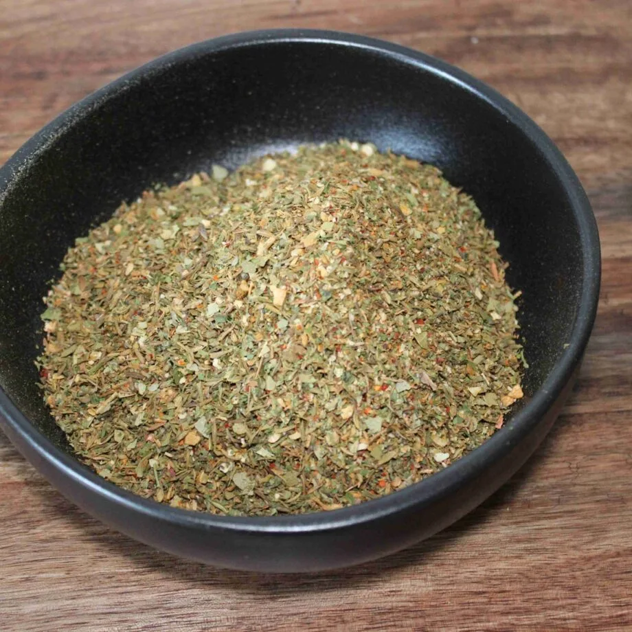 Bol dépices aromatiques sur une table en bois prêt à rehausser vos plats de saveurs exquises