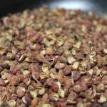 Gros plan de baies de poivre du Sichuan séchées, ingrédient aromatique utilisé dans la cuisine asiatique.