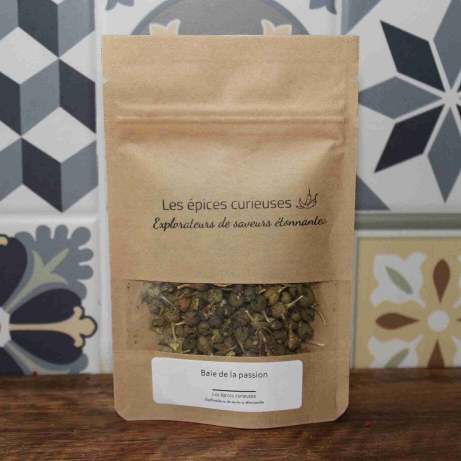 Sachet d'épices Les épices curieuses contenant des baies de la passion, fond décoratif carrelé.
