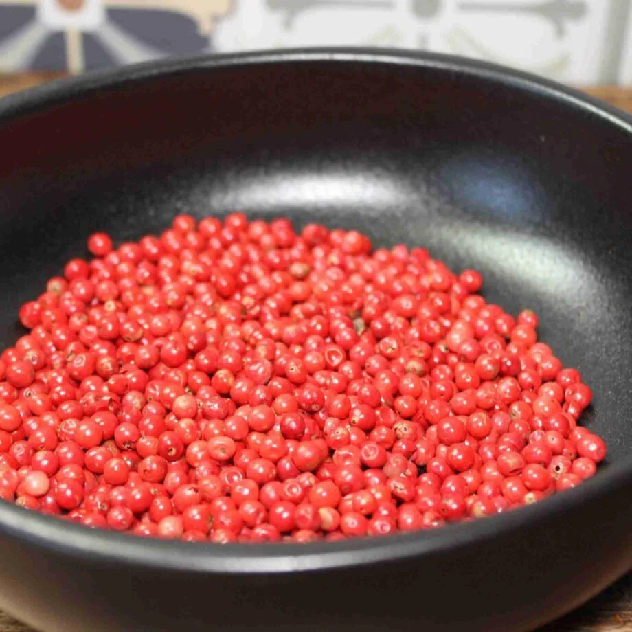 Assiette noire avec des baies rouges fraîches prêtes pour la cuisine ou la décoration culinaire