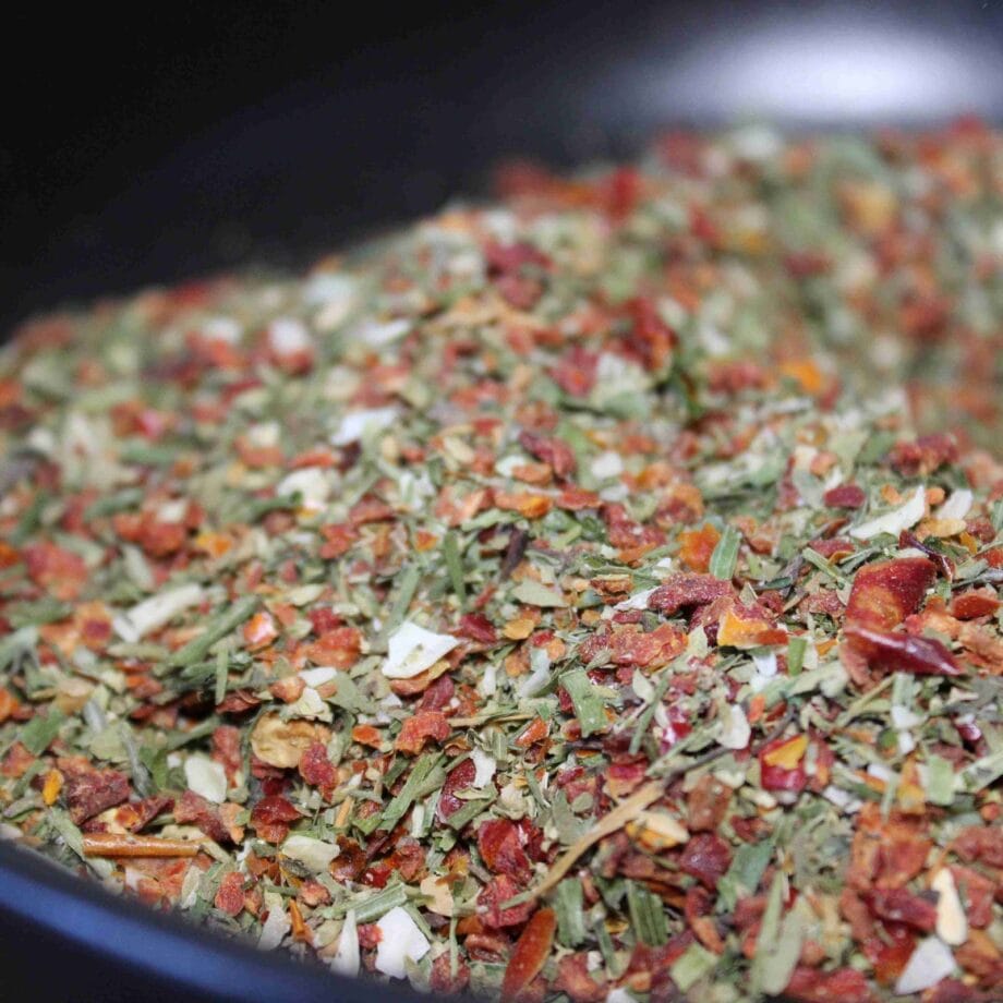 Mélange dépices colorées dans un bol idéal pour relever vos plats avec une touche aromatique et savoureuse