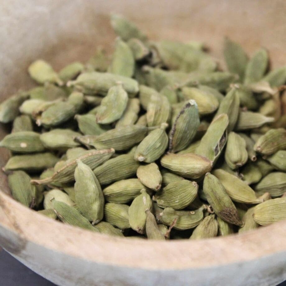 Cardamome verte en graines entière bio   Les épices curieuses