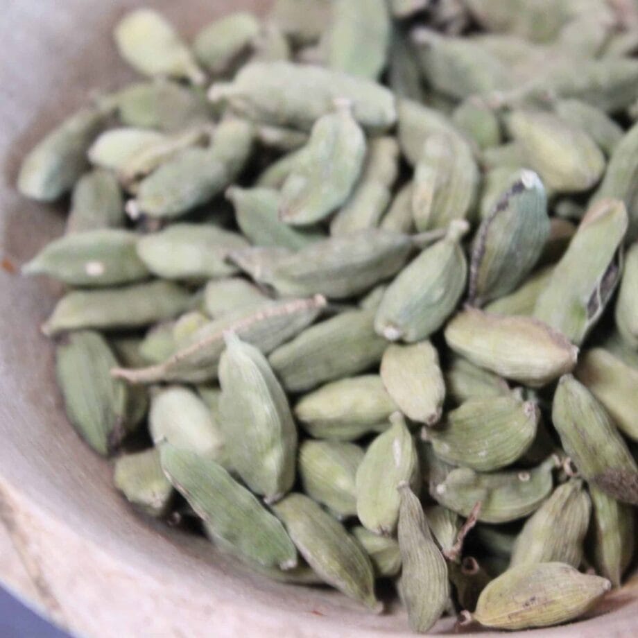 Cardamome verte en graines entière bio   Les épices curieuses