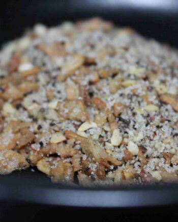 Mélange croustillant de graines et noix, texture variée et grillée, idéal pour un encas nutritif et savoureux.