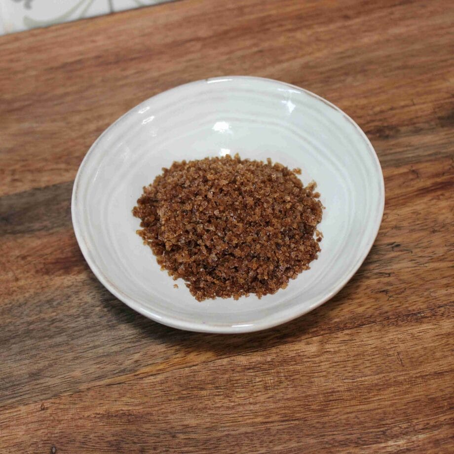 Bol de sucre brun sur une table en bois