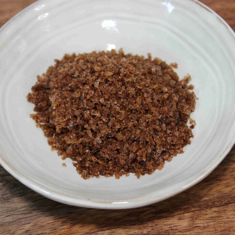 Un bol de cassonade brune sur une table en bois idéal pour les recettes de pâtisserie