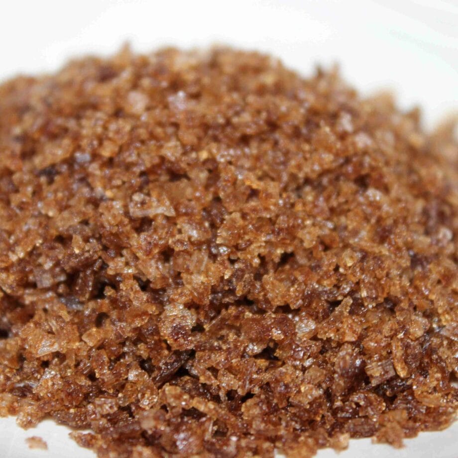 Gros plan sur du sucre brun naturel en grains texture cristalline pour pâtisserie ou cuisine raffinée