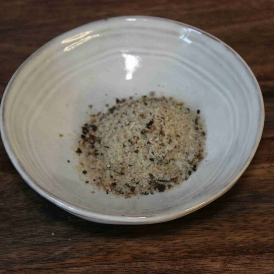 Assiette de sel de mer assaisonné posée sur une table en bois Parfait pour rehausser vos plats culinaires