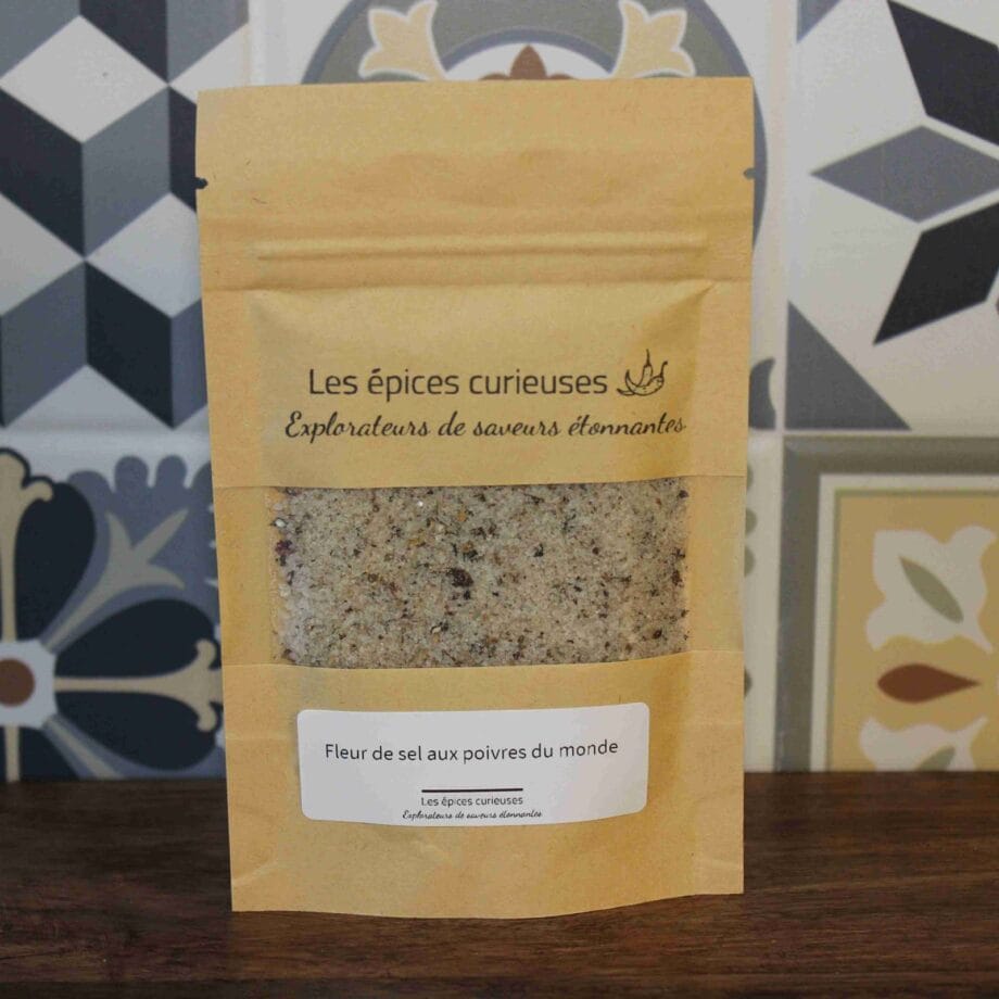Sachet de fleur de sel aux poivres du monde Les épices curieuses sur fond de carreaux décoratifs