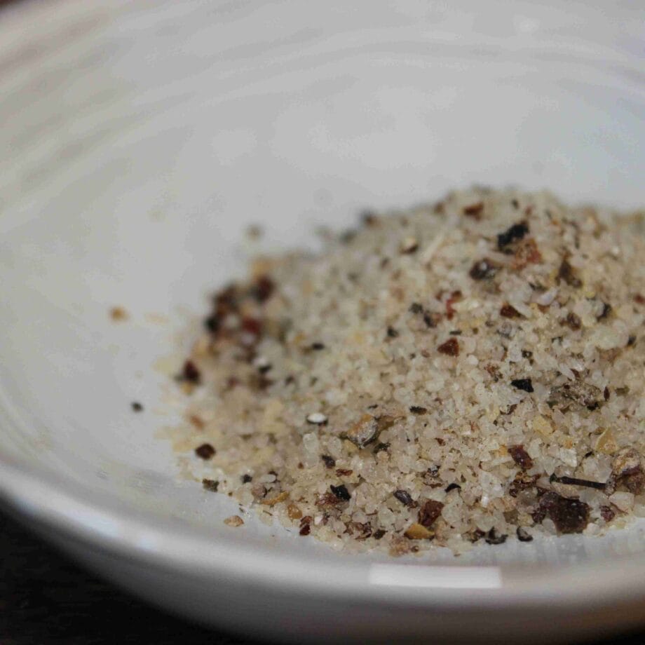 Mélange de sel épicé dans un bol blanc idéal pour rehausser les saveurs culinaires