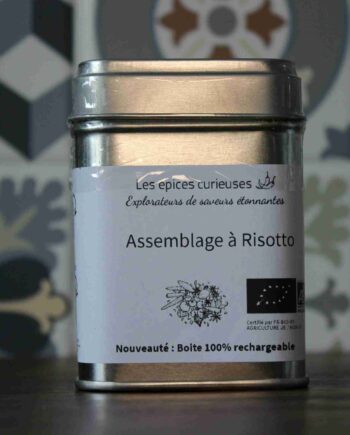Boîte d'épices pour risotto de Les épices curieuses, certifiée bio et 100% rechargeable, sur fond artistique.