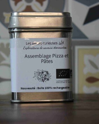 Boîte d'épices Assemblage Pizza et Pâtes, recyclable et bio, sur fond de carreaux colorés.