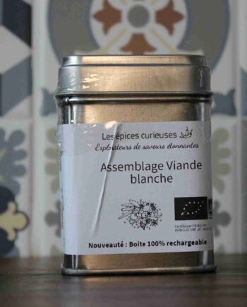 Boîte d'épices pour viande blanche, rechargeable et certifiée bio, sur fond de carreaux colorés.