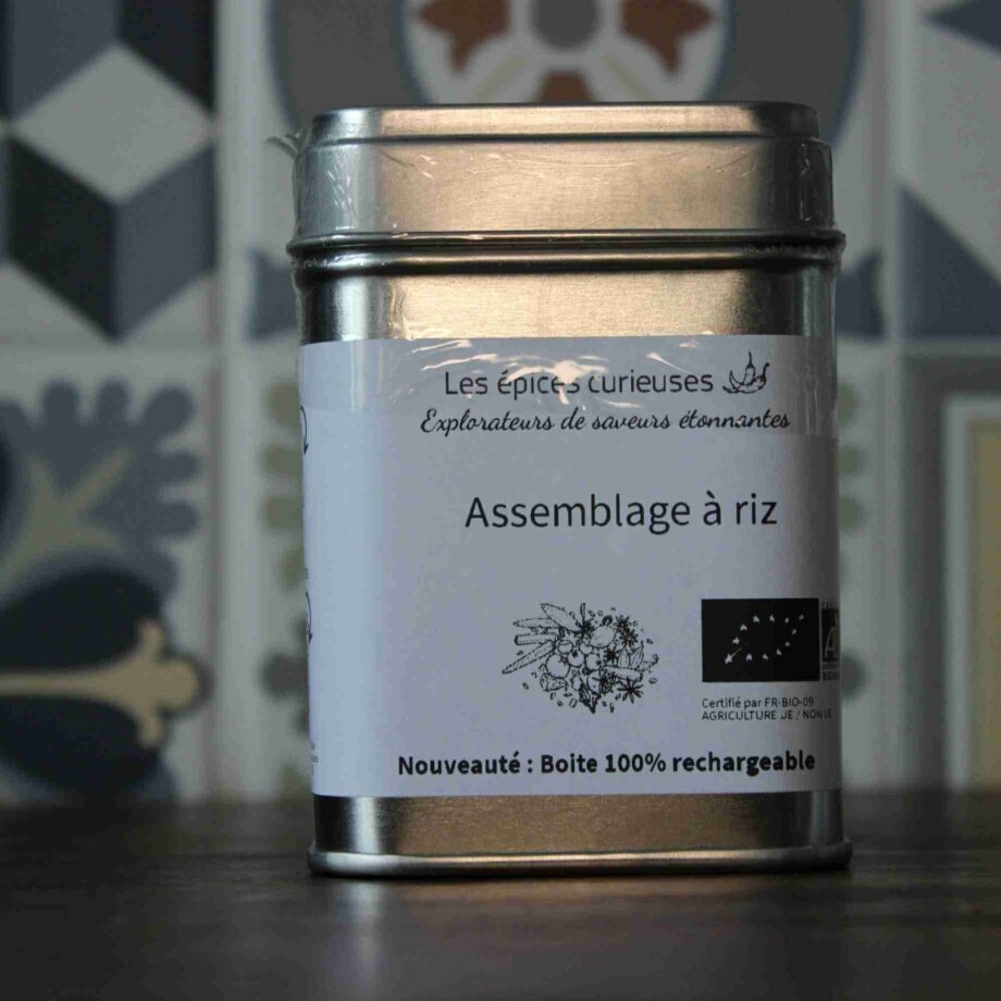 Boîte d’épices Assemblage à riz par Les épices curieuses, 100% rechargeable, sur fond de carreaux décoratifs.