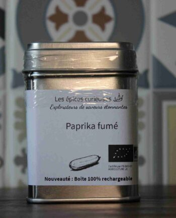 Boîte de paprika fumé Les Épices Curieuses, 100% rechargeable, au design épuré et fond décoratif.