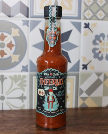 Bouteille de sauce piquante Inferno devant un carrelage coloré. Made in Ireland, saveur épicée.