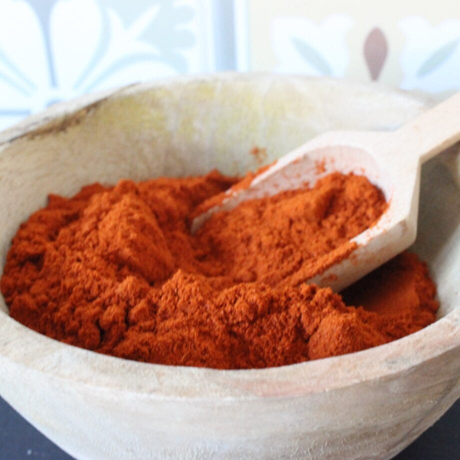 Paprika en poudre dans un bol en bois avec cuillère parfait pour rehausser vos plats