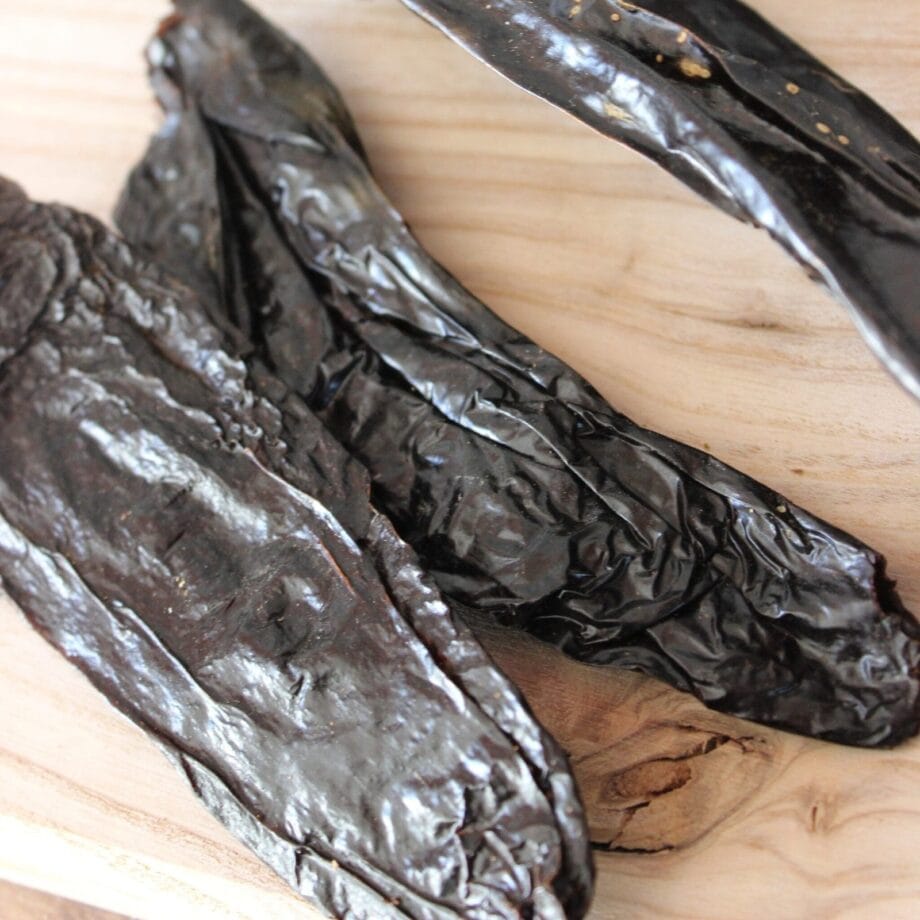 Pasilla   Piment entier et séché   Les épices curieuses