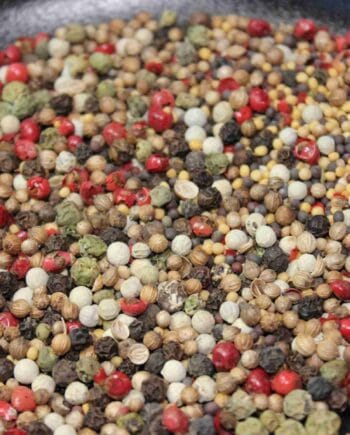 Mélange coloré de graines et épices variées, parfait pour rehausser saveurs et arômes de vos plats.