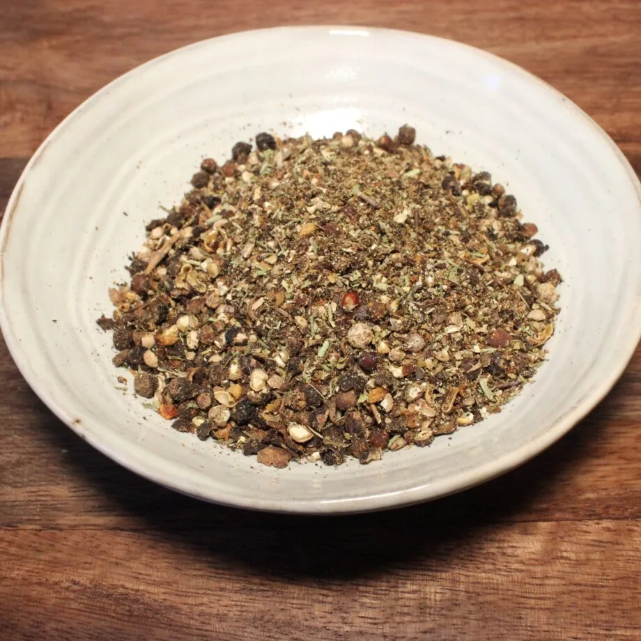 Bol dépices mélangées sur une table en bois idéal pour assaisonner vos plats et rehausser la saveur