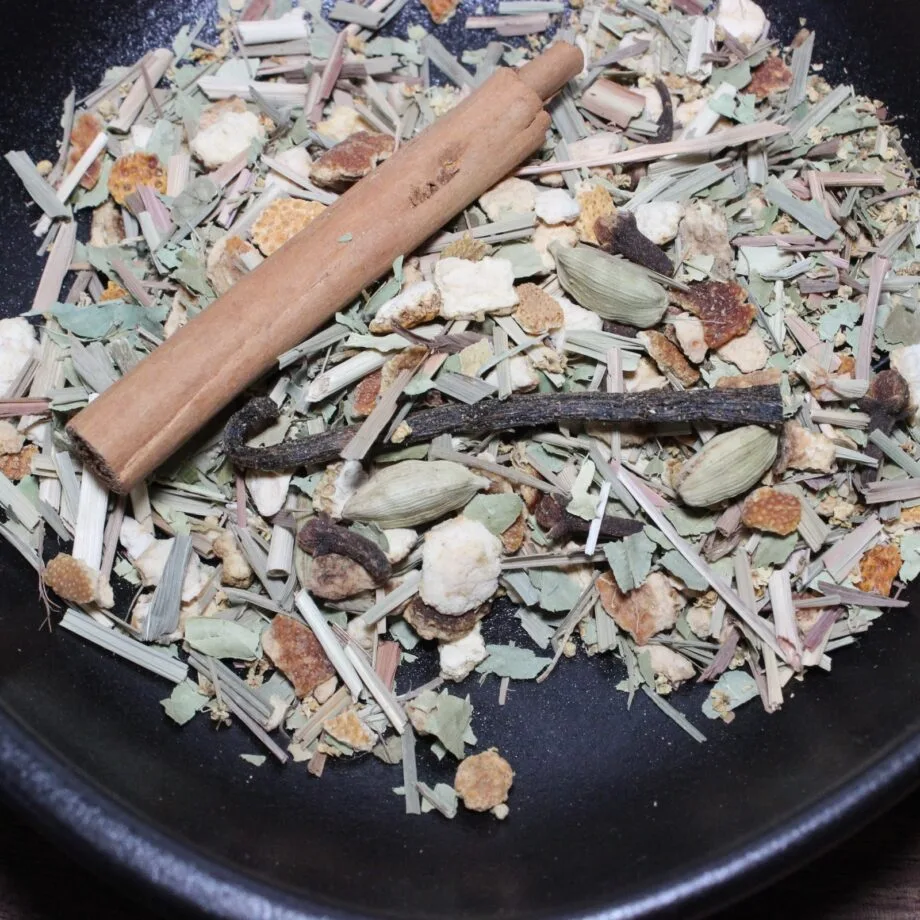 Mélange de plantes séchées et épices avec bâton de cannelle parfait pour infusion bien être et saveurs exotiques