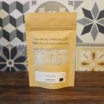 Paquet de sel à la truffe Les épices curieuses devant un fond de carreaux décoratifs.