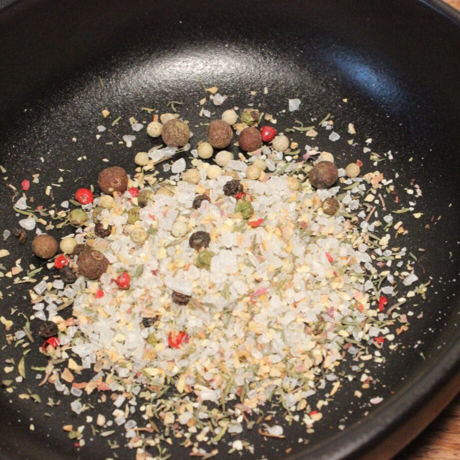 Mélange dépices et de sel dans une poêle noire pour rehausser vos plats avec saveurs et arômes