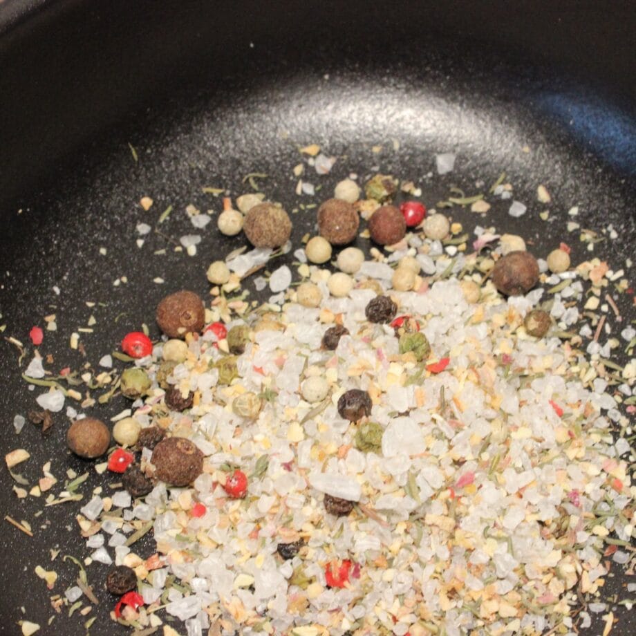 Mélange de poivres et épices variées dans une poêle idéal pour relever vos plats avec des saveurs intenses