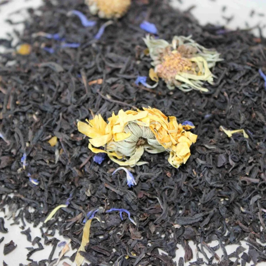 Thé noir dAssam avec fleurs séchées colorées infusé pour une expérience gustative riche et aromatique