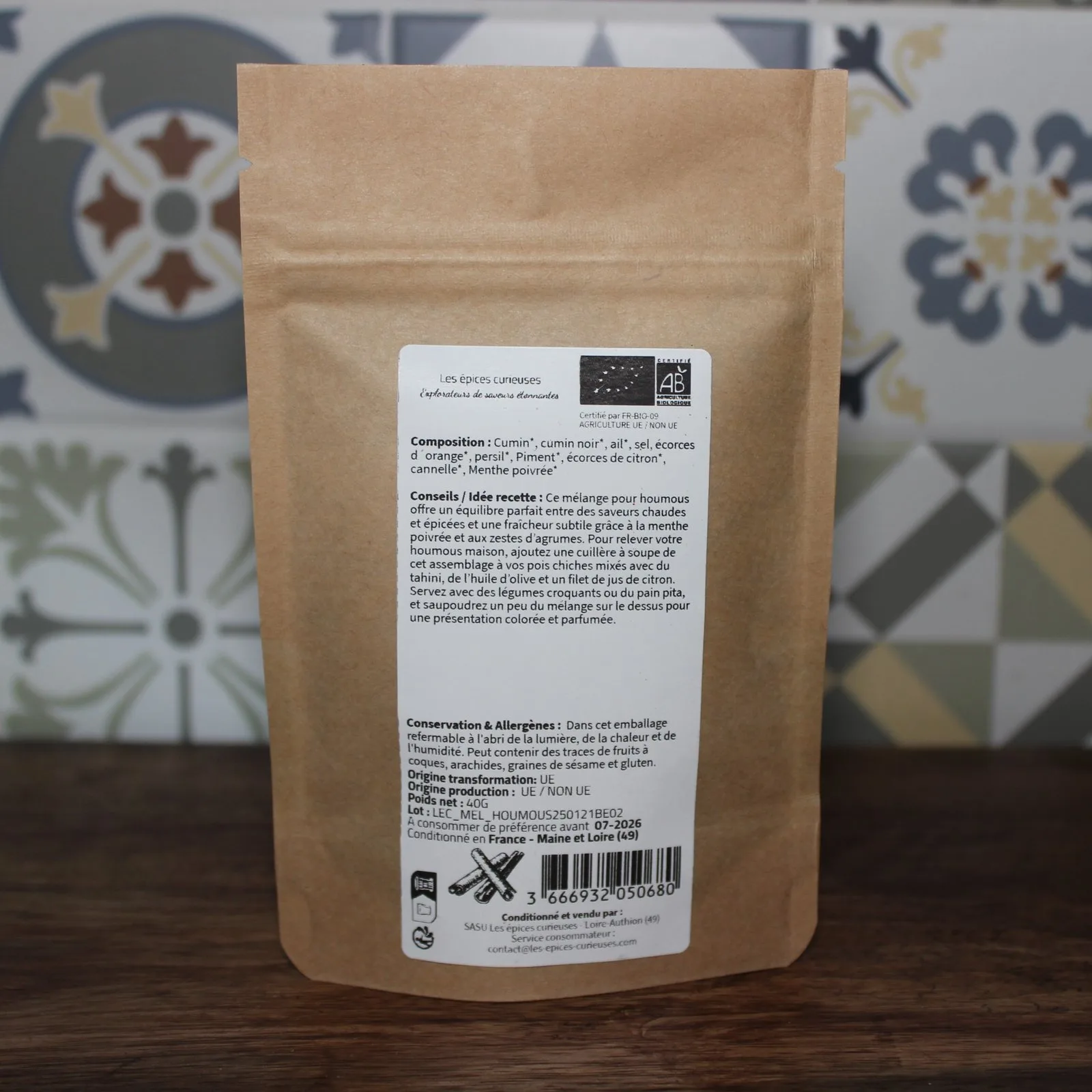 Sac en papier kraft d'épices bio pour houmous avec étiquette détaillant la composition et les conseils d'utilisation.