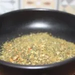 Bol de mélange d'épices variées, parfait pour assaisonner vos plats avec une touche exotique et savoureuse.