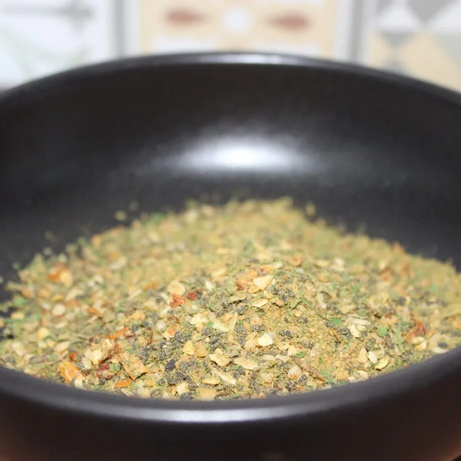 Bol de mélange dépices variées parfait pour assaisonner vos plats avec une touche exotique et savoureuse